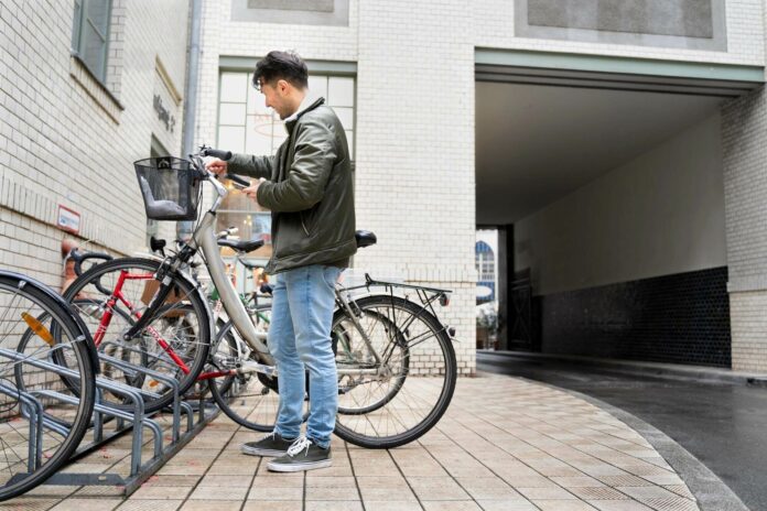 full-shot-man-with-bicycle local vélo entrepris Loi LOM