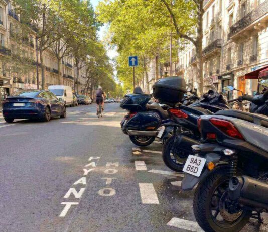 Assurance moto : pourquoi le lieu de stationnement influence fortement votre devis stationnement-moto