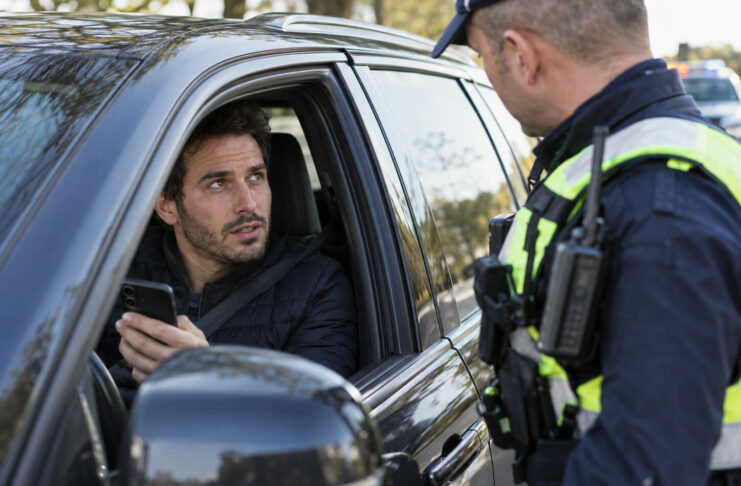 Téléphone au volant : la suspension du permis généralisée à toute la France Contrôle routier au bord de la route